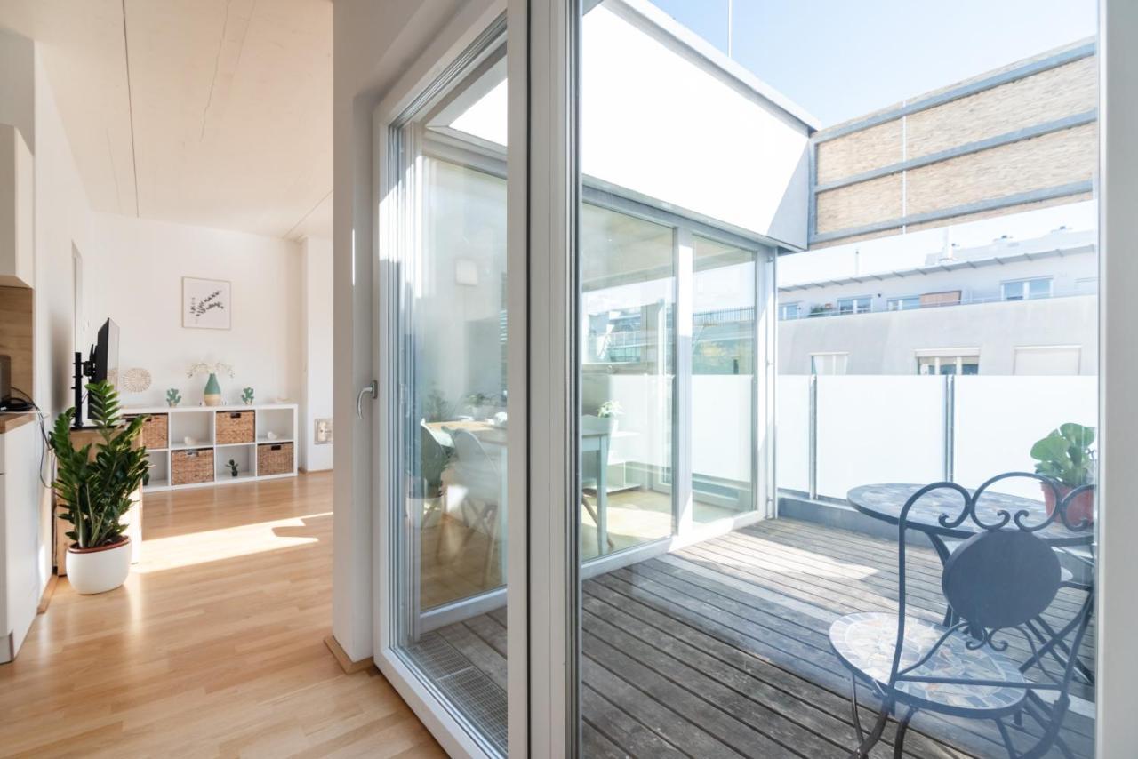 Helles, Neues Dg Apartment Mit Blick Zum Donauturm Vídeň Exteriér fotografie