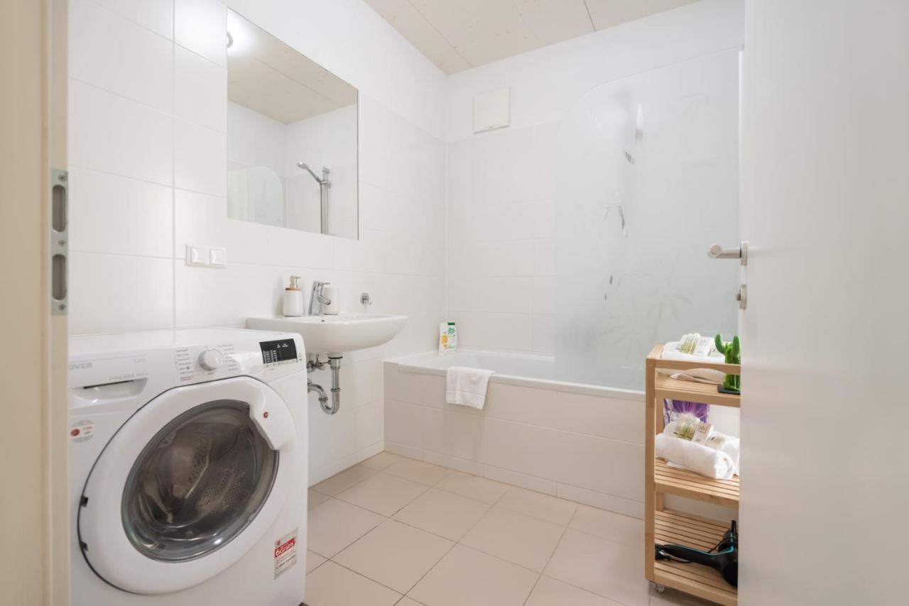 Helles, Neues Dg Apartment Mit Blick Zum Donauturm Vídeň Exteriér fotografie
