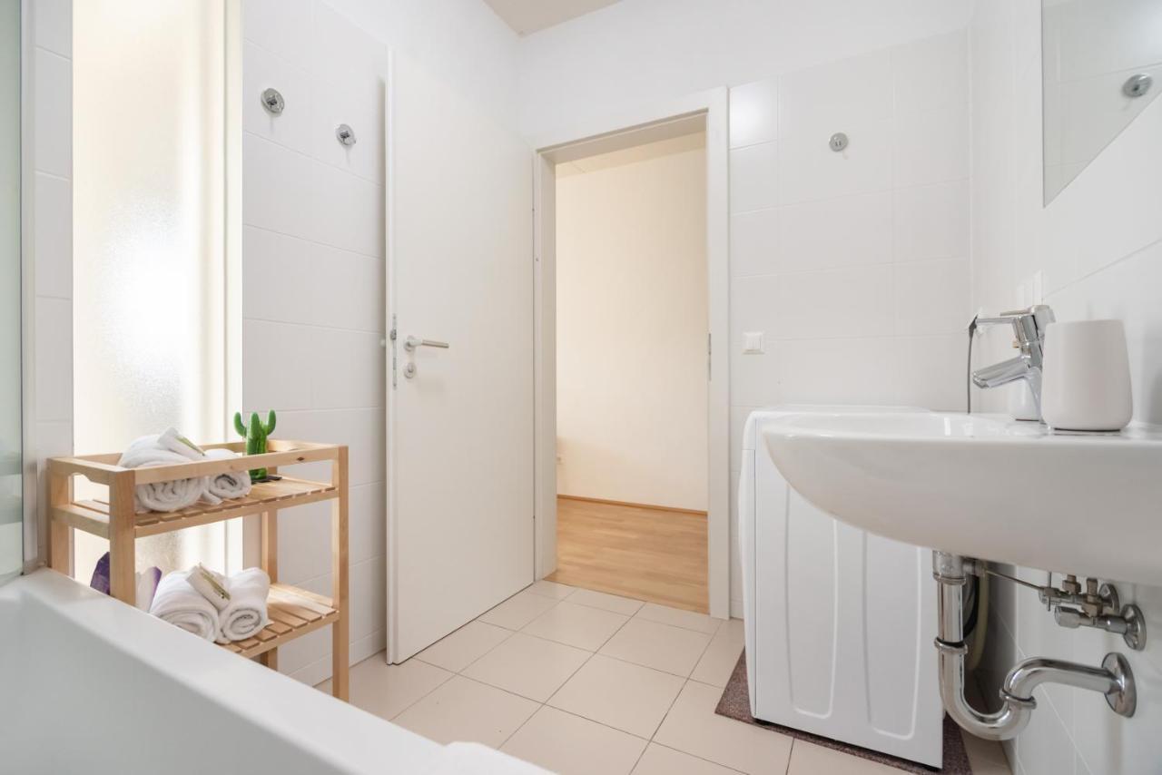 Helles, Neues Dg Apartment Mit Blick Zum Donauturm Vídeň Exteriér fotografie